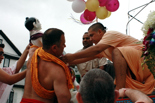 Mahesvara placing Balarama on chariot